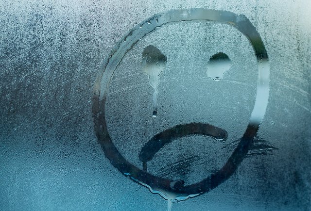 Осенью могу расплакаться из-за чего угодно. Почему так и что с этим делать?