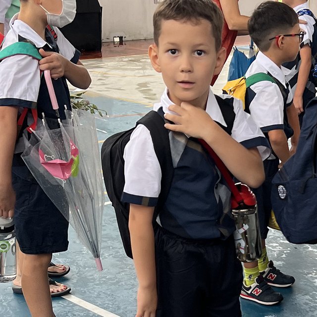 «Мой ребёнок идет в школу в другой стране». Опыт мам, которые впервые празднуют 1 Сентября не в России