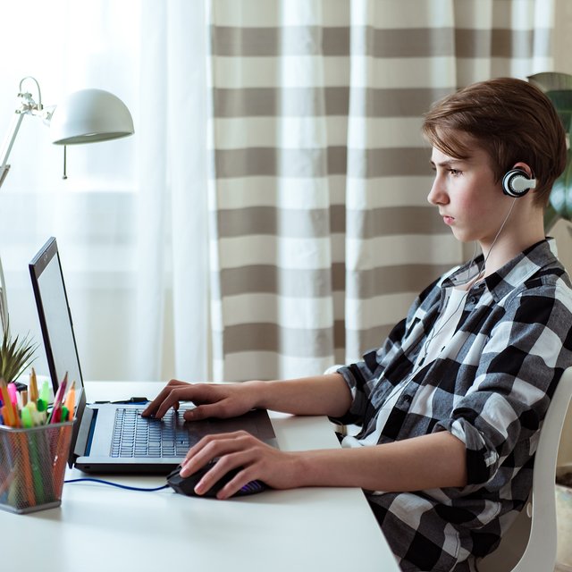 Подросток не хочет выходить из дома, ни с кем не общается: стоит ли беспокоиться