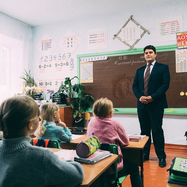 «Самому канализацию чистить». Как в 22 года стать директором сельской школы, а в 24 — снова искать работу