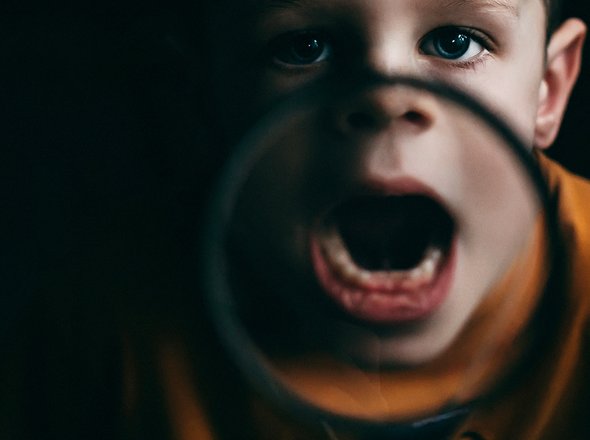 Ребенок очень чувствительный, но при этом не понимает, когда обижает других, не извиняется без подсказки. Что это может быть?