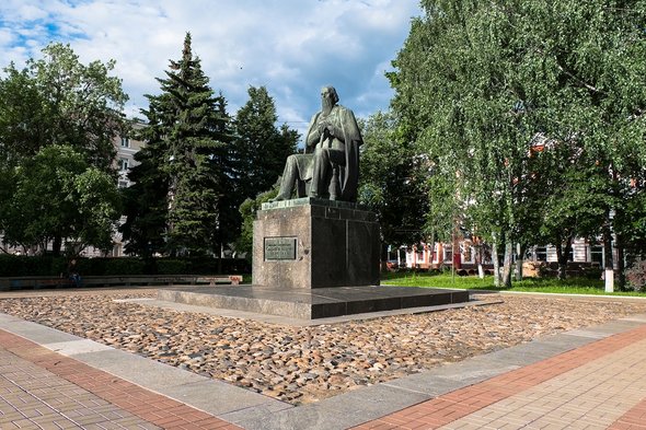 Памятник Михаилу Салтыкову-Щедрину в Твери
