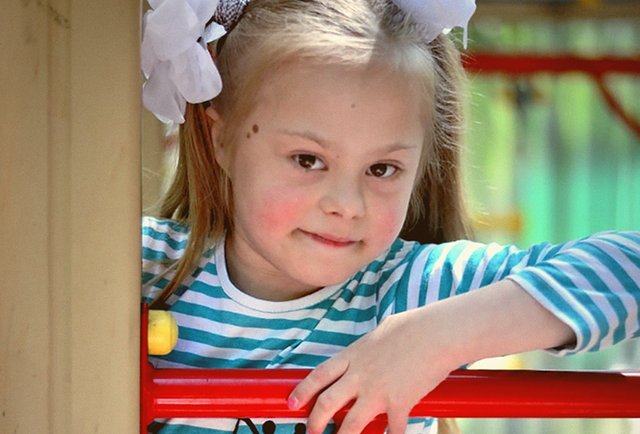 «Дети ведь такие злые»: мама и учитель особенной девочки — о её жизни в обычной школе