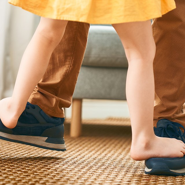 «Наступи мне на ногу, а то поссоримся». Тест: помните ли вы приметы из детства