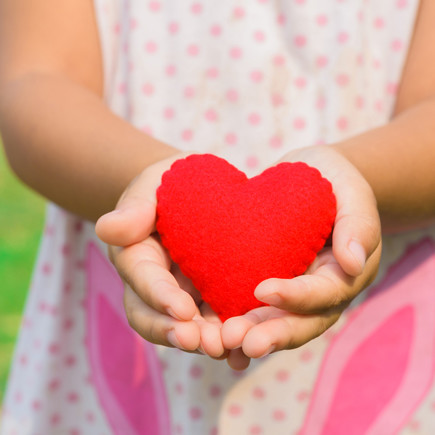 3 простых, но эффективных способа приобщить ребёнка к благотворительности