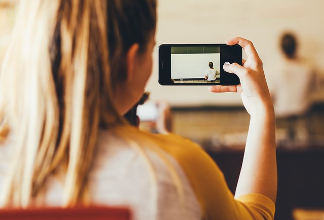 «Фотографировали меня, чтобы сделать мемы». Как жить учителям, если дети постоянно снимают их на смартфон