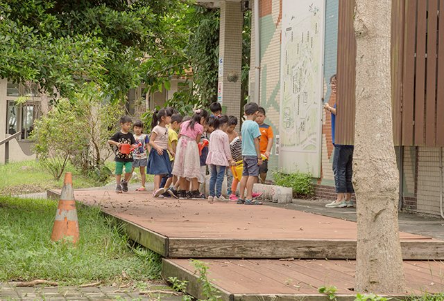 Зубная щётка, чашка, респиратор и спальный мешок — с чем ходят в сад дети на Тайване