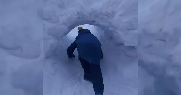 Норильские дети прорыли туннель в сугробе, чтобы ходить в школу | Мел