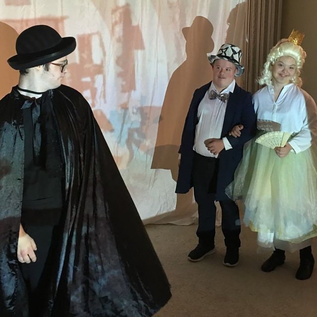 «У них особая, мультяшная пластика». Как живёт театр, где играют дети с синдромом Дауна