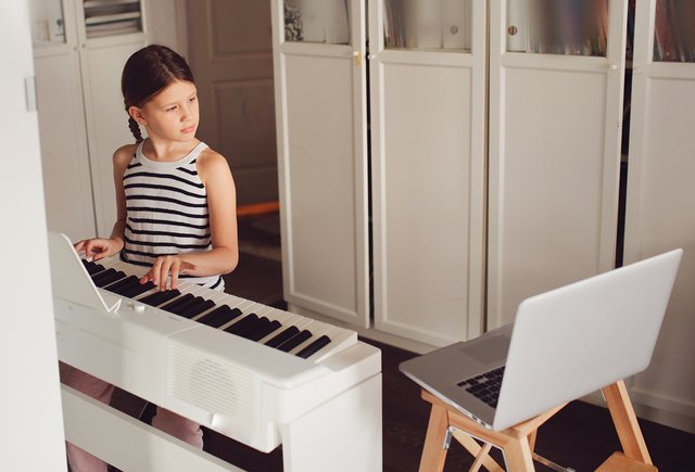 «Технологии — это замечательно, но они как подспорье». Как работают музыкальные школы во время пандемии