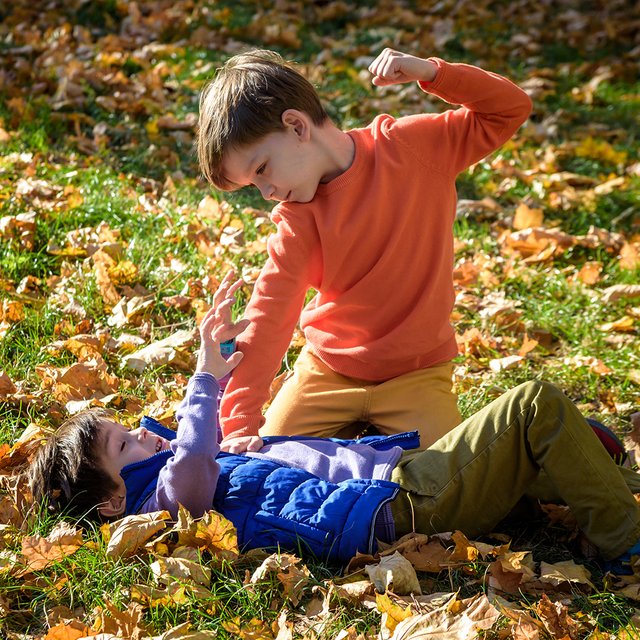 Ребёнок постоянно дерётся: как научить его общаться мирно