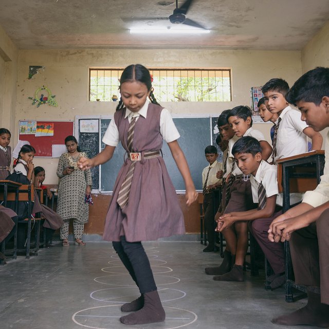 «Открыть профильные классы мы хотим, но не можем»: как устроено школьное образование в индийских трущобах