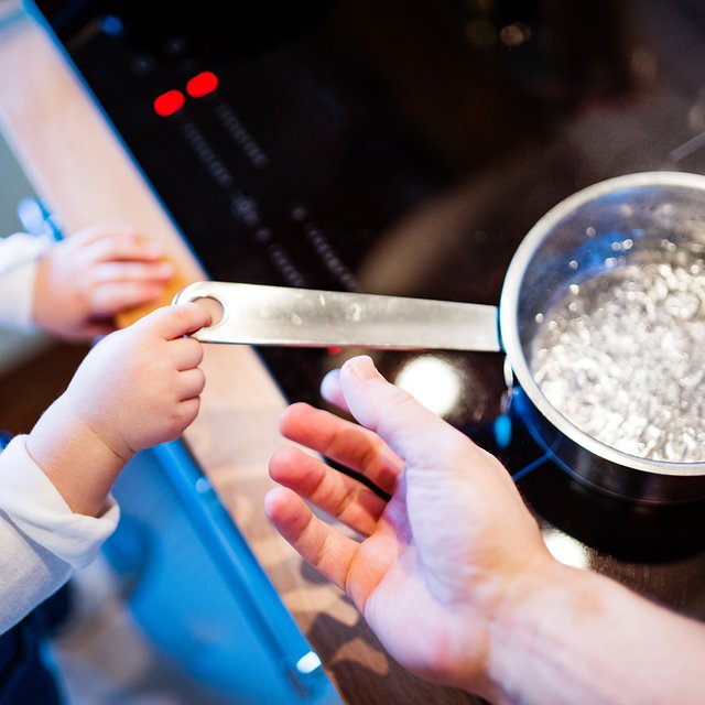 7 бытовых опасностей, о которых мы забываем: родителям маленьких детей на заметку