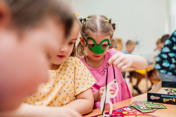 Дети в детском саду играют в настольные игры