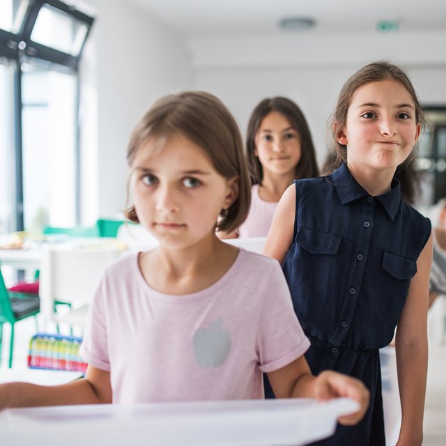 Школьник не успевает поесть из-за очередей в столовой. Куда обращаться родителям