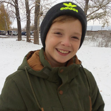 11-летний школьник продолжает заботиться о девочке, которой спас жизнь