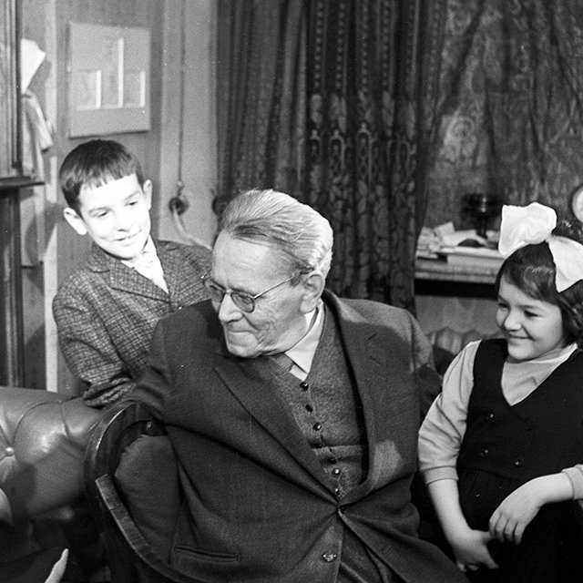 «Как ты можешь? Ты же внук Маршака!». Правила воспитания семьи нашего (и вашего) любимого поэта