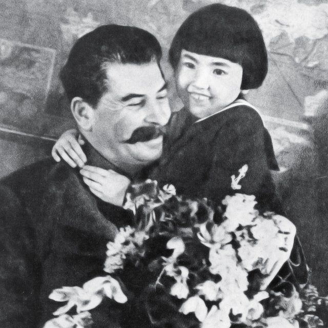 И сбоку синим карандашом написано очень чётко: “УСТРАНИТЬ”. История девочки, обнимающей Сталина