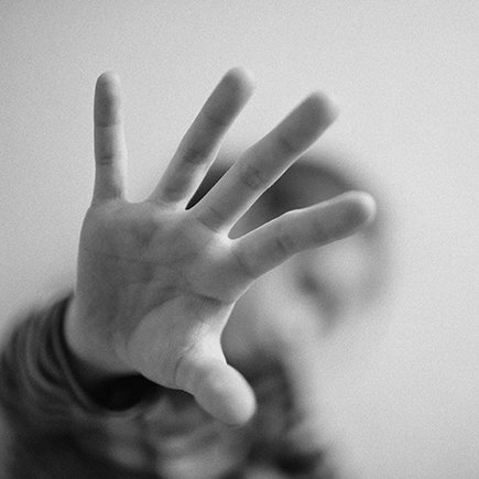 «Она била меня всю жизнь, сколько я себя помню». 15-летняя Женя через суд пытается лишить мать родительских прав