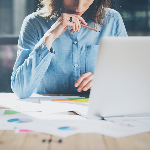 Сотрудница выходит из декрета на работу: какая зарплата ей положена