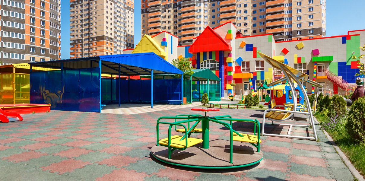 Во время прогулок в саду детей не выпускают с веранды. Это законно?