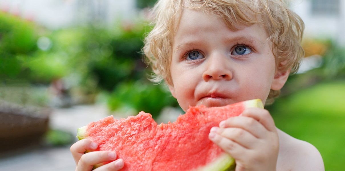 Ребёнок ест арбуз прямо с косточками — это не опасно?