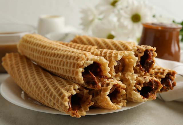 Вафельные трубочки из советского детства. Рецепт и лайфхак — чем заменить вафельницу