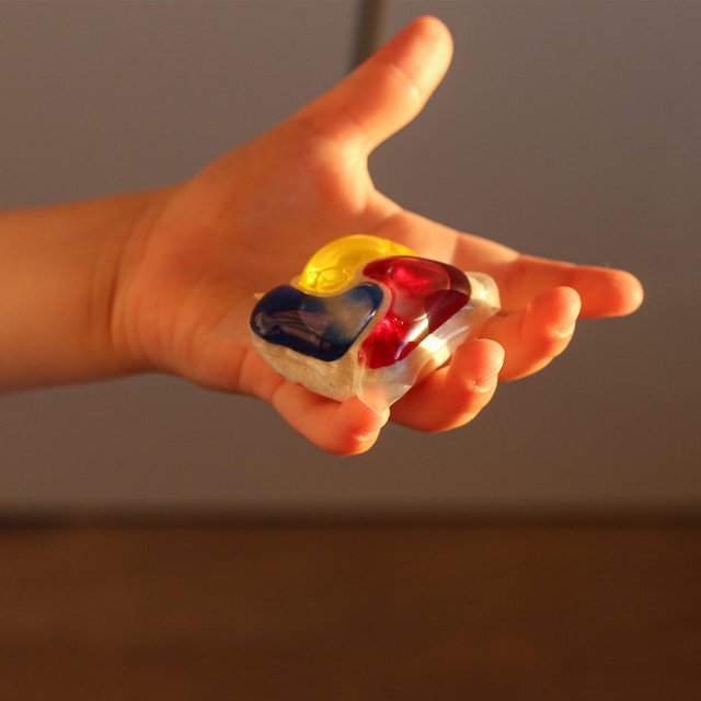 Проглотил капсулу для стирки: 5 опасных ситуаций, в которые дети могут попасть на каникулах