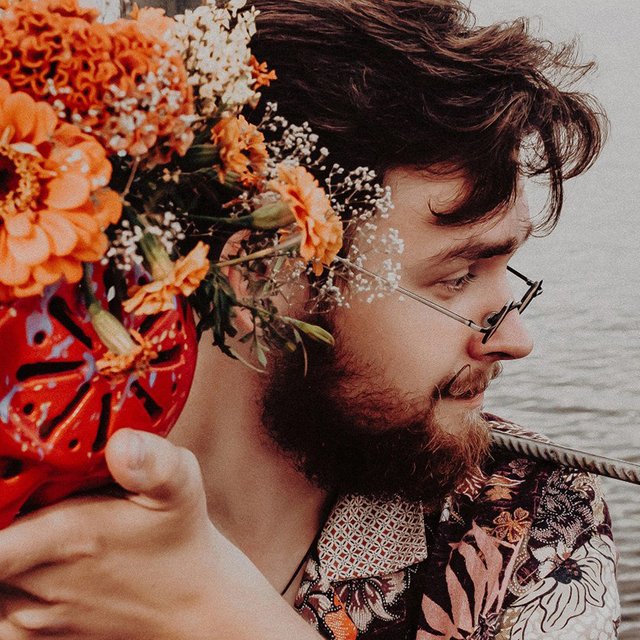 «Вот эти ваши усы — это какой-то протест, да?» Учитель литературы — о том, как его уволили из православной гимназии