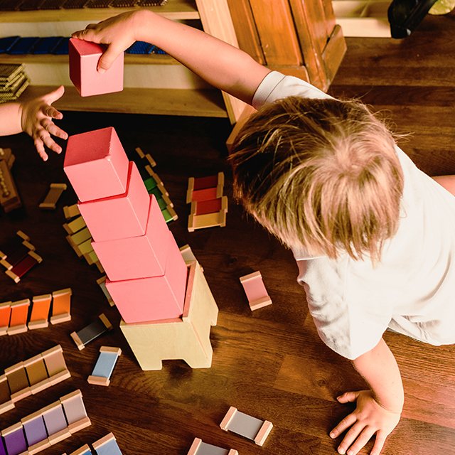 Система Монтессори: как это работает, кому подходит и в чём минусы