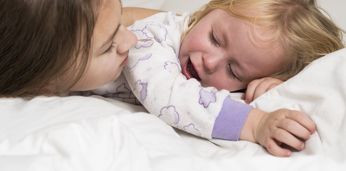 «У меня отняли детство»: старшая сестра — о том, как тяжело быть «маминой помощницей»