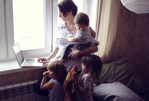 родитель, образование, кино, кавказец, мама, работа в сети, ноутбук, самоизоляция, мать, малыш, дети, повседневный, внештатный, общение, питомец, сестра, фараона, девочка, много детей, мультфильмы, оставаться дома, животное, стиль, дочь, собака, интернет, ребенок, женщина, ребенок, хипстер, обучение, просмотр, держать, компьютер, брюнетка, работать, вместе, бизнес, детство, мультфильм, устал, чтение, технологии, тонирование, брат или сестра, в сети, карантин, окно, семья, гаджеты;