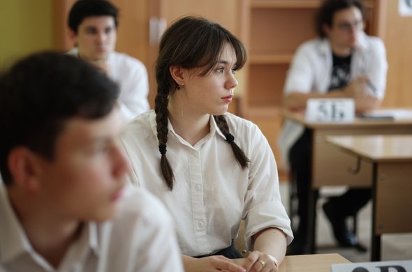 Школьники перед началом единого государственного экзамена (ЕГЭ) по химии. Самый полный гид по ЕГЭ-2025: расписание, минимальные баллы и нововведения в КИМах