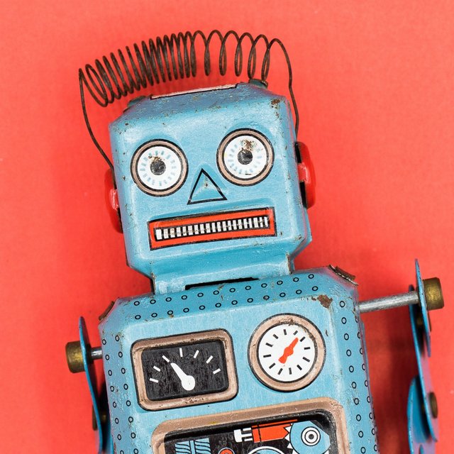 Как реагировать, если ребёнку дарят старые вещи на день рождения?