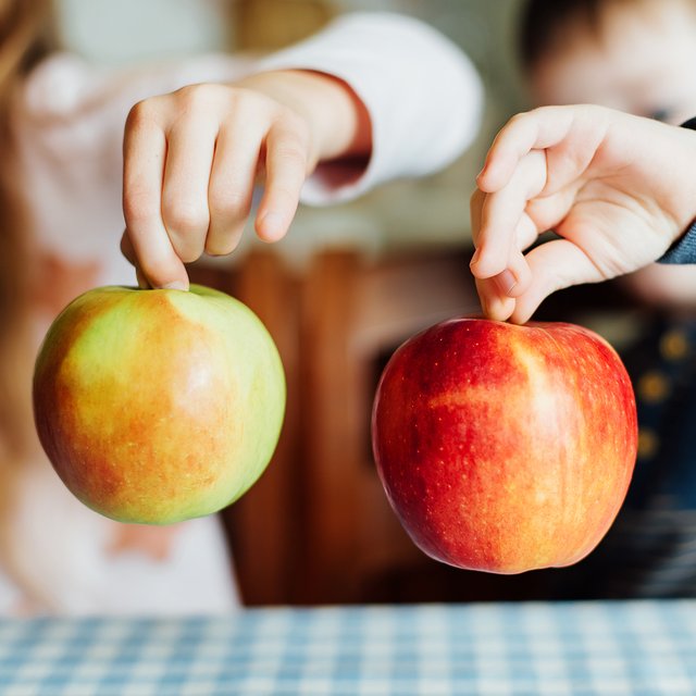 Уберите ваши прописи и достаньте яблоко. Как без занудства готовить ребёнка к первому классу