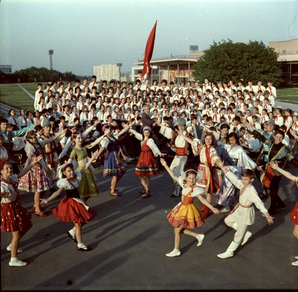 Ансамбль песни и пляски Московского дворца пионеров вместе со своим руководителем В. С. Локтевым. 1967 г. Фото: В. Гусев и Я. Шахновский