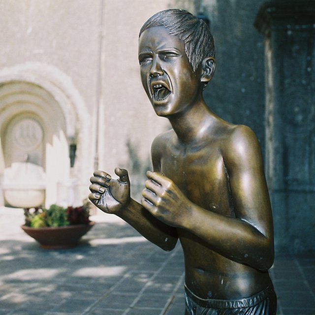 4 истории детей, которым при жизни установили памятники