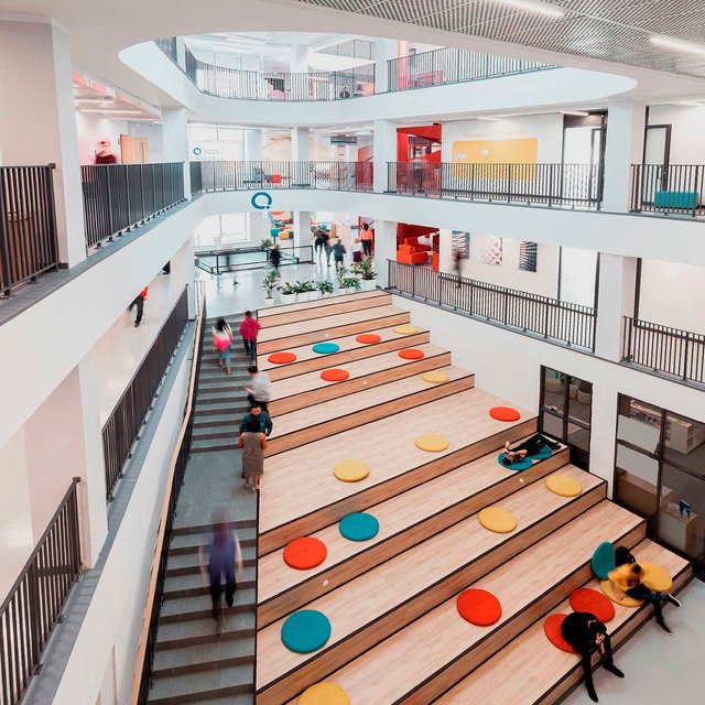 А зачем в туалете стеклянная дверь? Можно ли сделать школу безопасной — и как