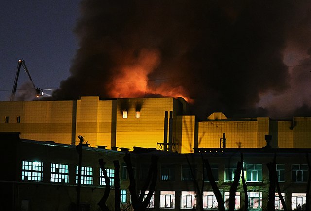 Во время пожара в торговом центре в Кемерово погибли 64 человека, среди них были дети. Что известно об этом