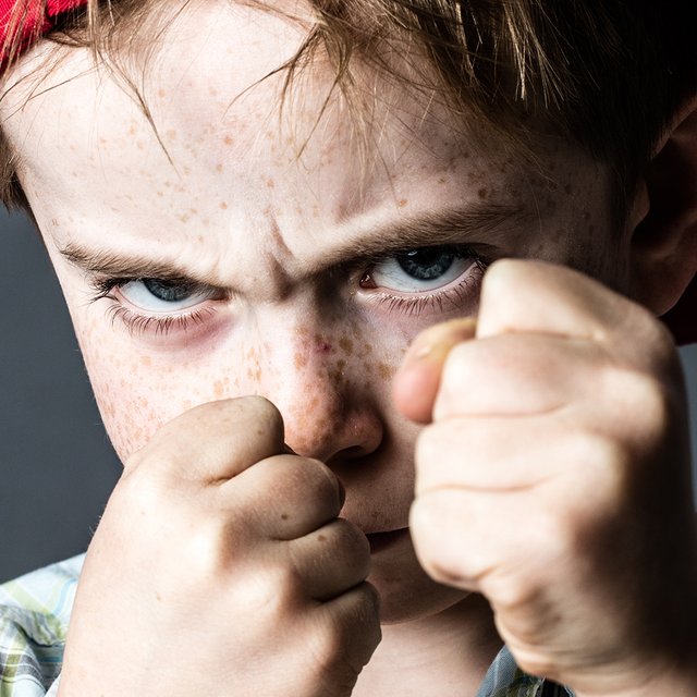 Ребёнок постоянно бьёт одноклассников, ведёт себя агрессивно: что делать учителю