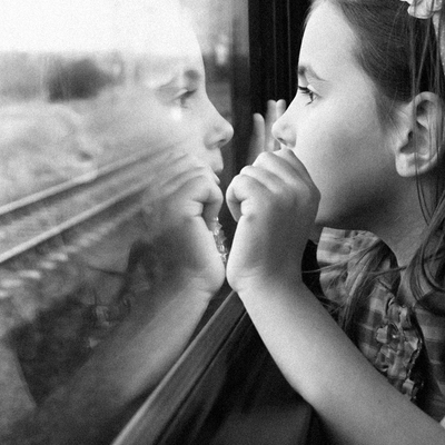 "Ещё один вопрос -
и я выброшу тебя
на вокзале"