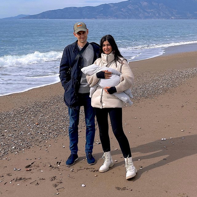 «Акушерка повесила в палате гирлянду и выключила свет». Россиянка — о беременности и родах в Турции