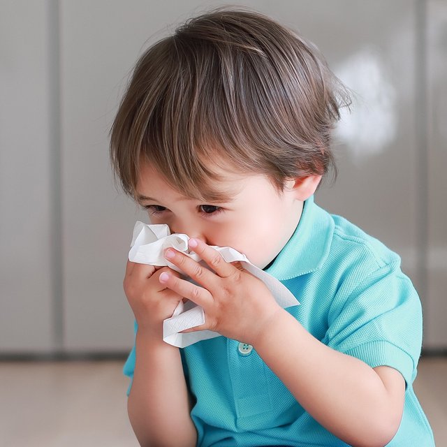У ребёнка постоянно заложен нос: почему так бывает и что делать