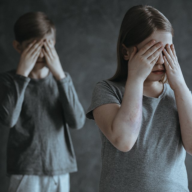 Школы должны сообщать в опеку о проблемах детей. Но как и когда это делать — нигде не сказано