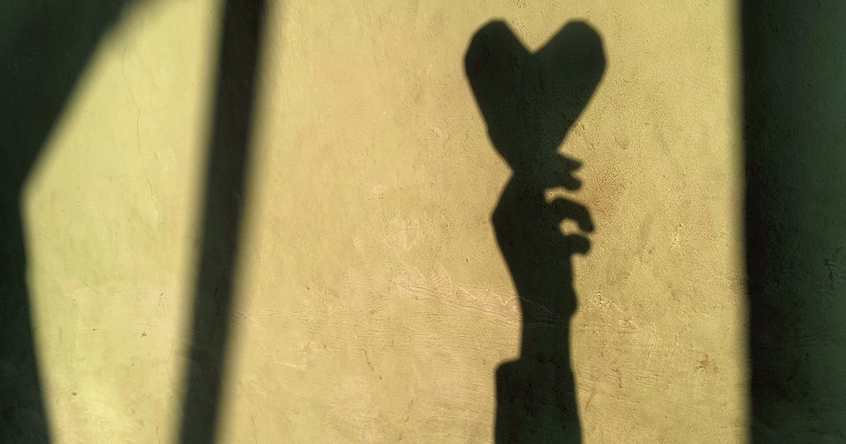 «Бесило, что мама теперь вечно плачет и шепчет молитвы». Редактор «Мела» — о том, как в 14 лет она лечилась от рака