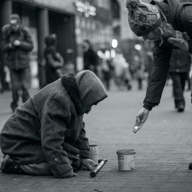 «Не надо давать деньги бездомным». 4 ситуации, когда мы хотим сделать чудо, но приносим вред