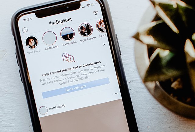 «Мамы, мне тут прислали!» Как соцсети и поисковики борются с фейками о коронавирусе