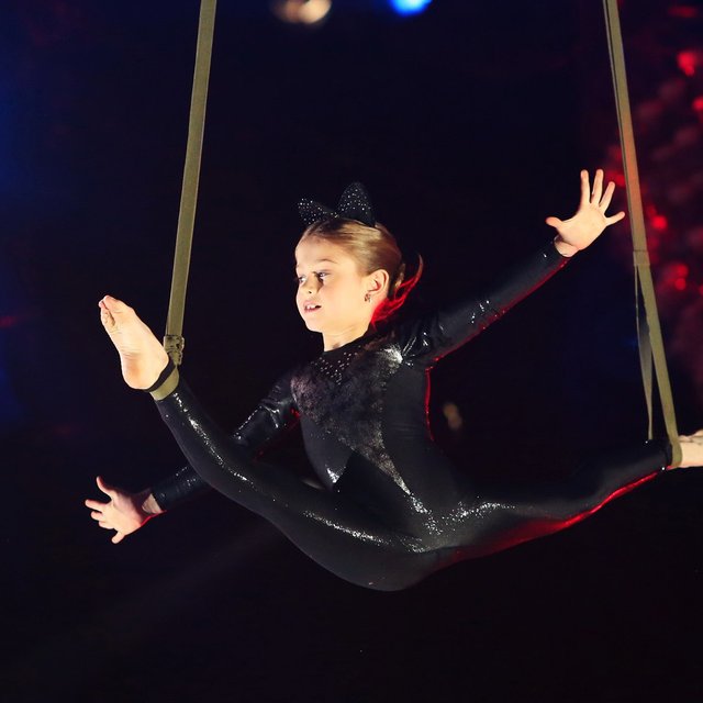 «Мне нравится, когда в зале кто-то охает от страха»: история 10-летней воздушной гимнастки Даши Заец
