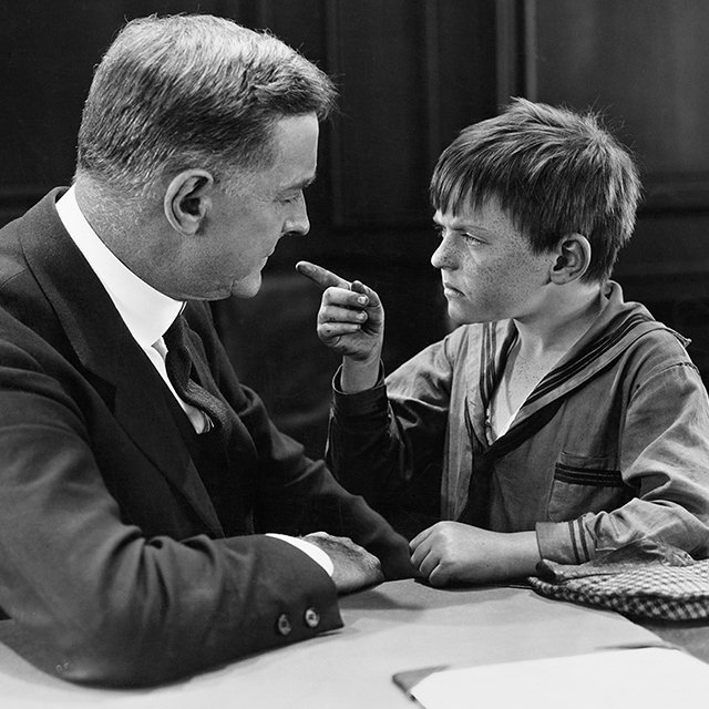 Почему ребёнок хамит родителям и не реагирует на замечания?