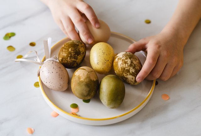 6 очень простых способов покрасить яйца на Пасху — получится вообще у всех